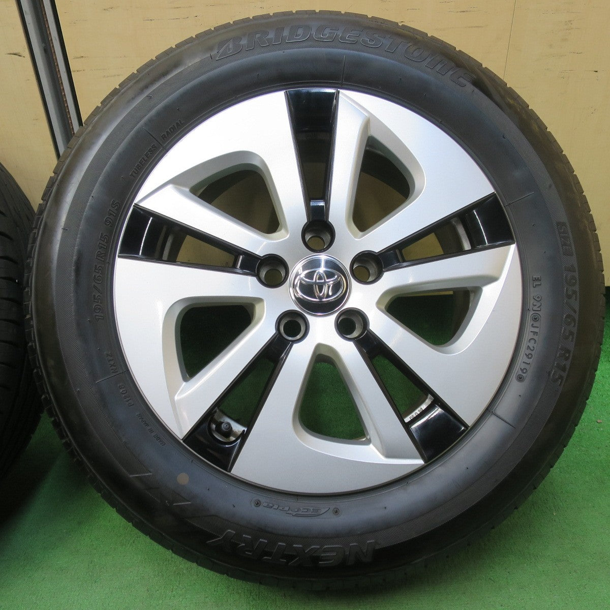 [送料無料] バリ溝！キレイ！8.5分★トヨタ 50系 プリウス 純正 195/65R15 ブリヂストン ネクストリー エコピア 15インチ PCD100/5H★5031806イノ