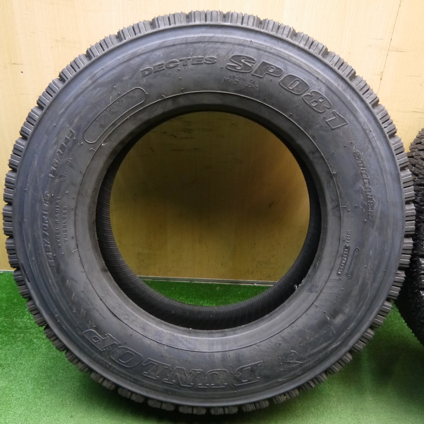 未使用！25年！2本★トラック タイヤ 245/70R19.5 136/134J スタッドレス ダンロップ デクテス SP081 DECTES 19.5インチ★6070110KKスタ