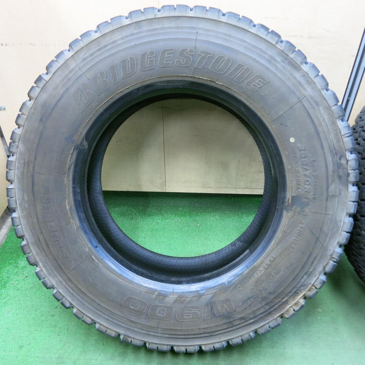 バリ溝！24年！9.5分★トラック タイヤ 265/70R19.5 140/138J スタッドレス ブリヂストン W900 19.5インチ★5053002ナスタ