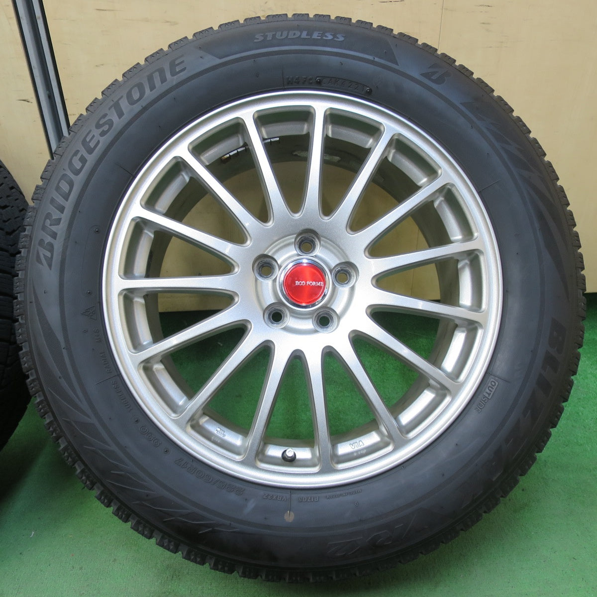 バリ溝！21年！キレイ！8.5分★フォレスター 等 225/60R17 スタッドレス ブリヂストン ブリザック VRX2 ECO FORME エコフォルム 17インチ PCD100/5H★5051510イス