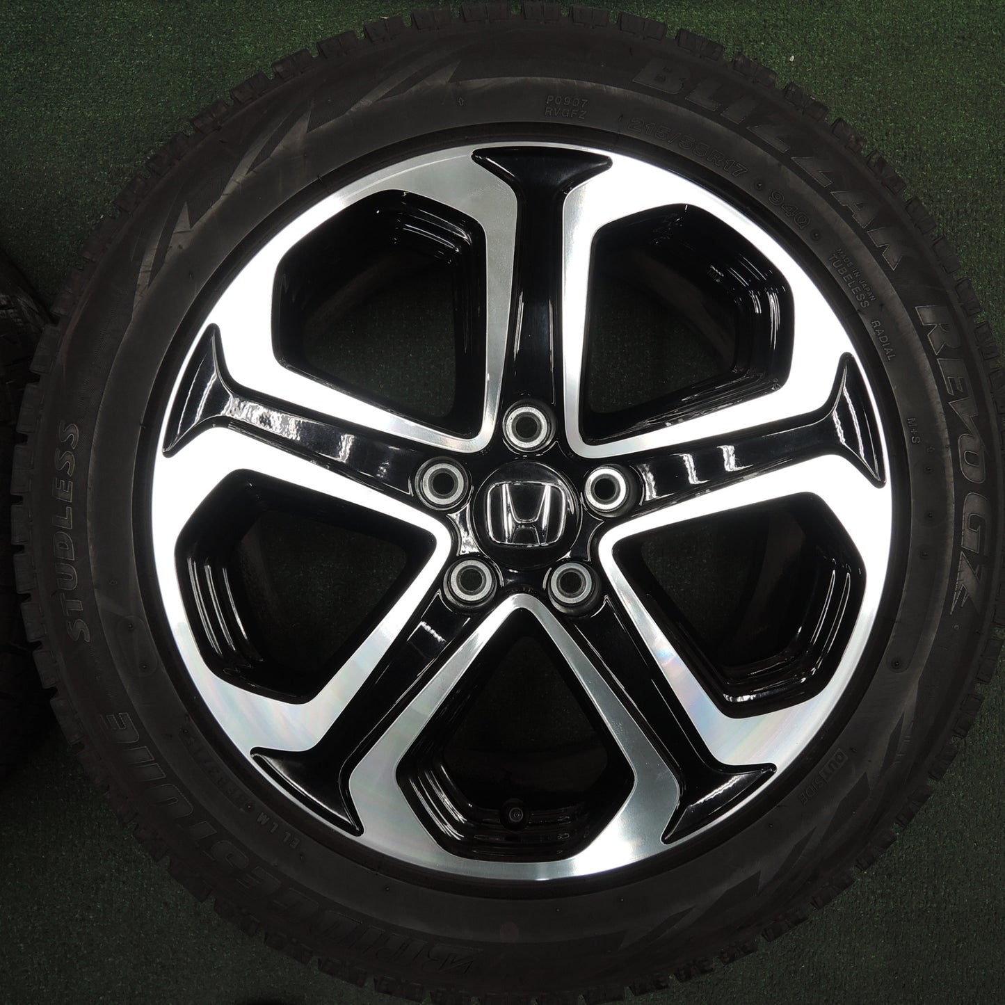 *送料無料* バリ溝！8.5分★ホンダ ヴェゼル 純正 215/55R17 スタッドレス ブリヂストン ブリザック REVO GZ PCD114.3/5H★4031901TNス