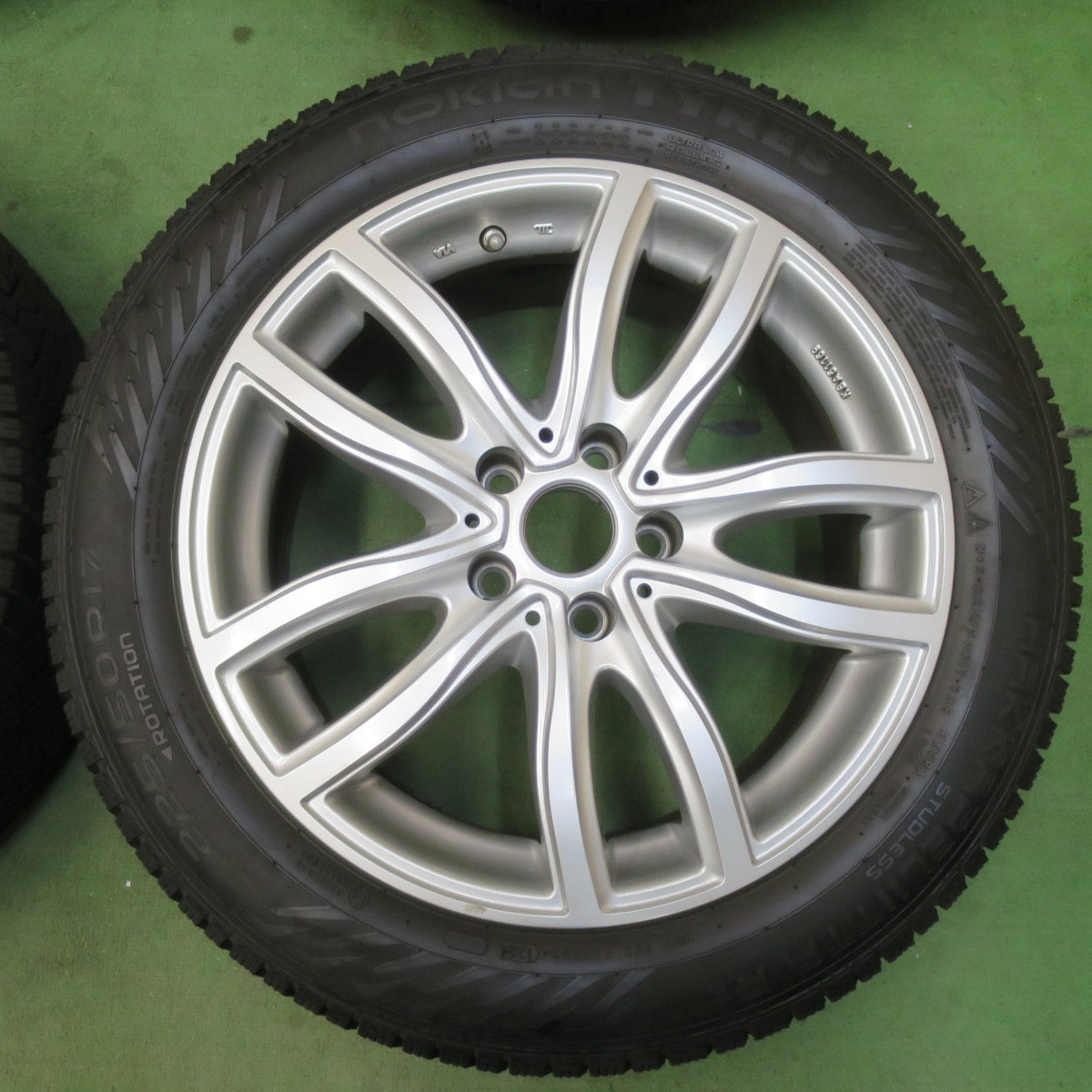 バリ溝！24年！キレイ！9.5分★BMW 等 MAK FAHR 225/50R17 スタッドレス ノキアン タイヤ ハッカペリッタ R5 ファー 17インチ PCD112/5H★6010607イス