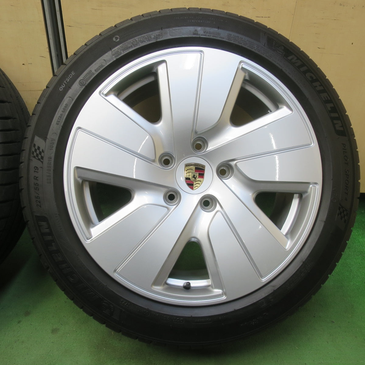 バリ溝！23年！キレイ！9.5分★ポルシェ タイカン 純正 225/55R19 275/45R19 ミシュラン パイロットスポーツ4 19インチ PCD130/5H★6022507イノ