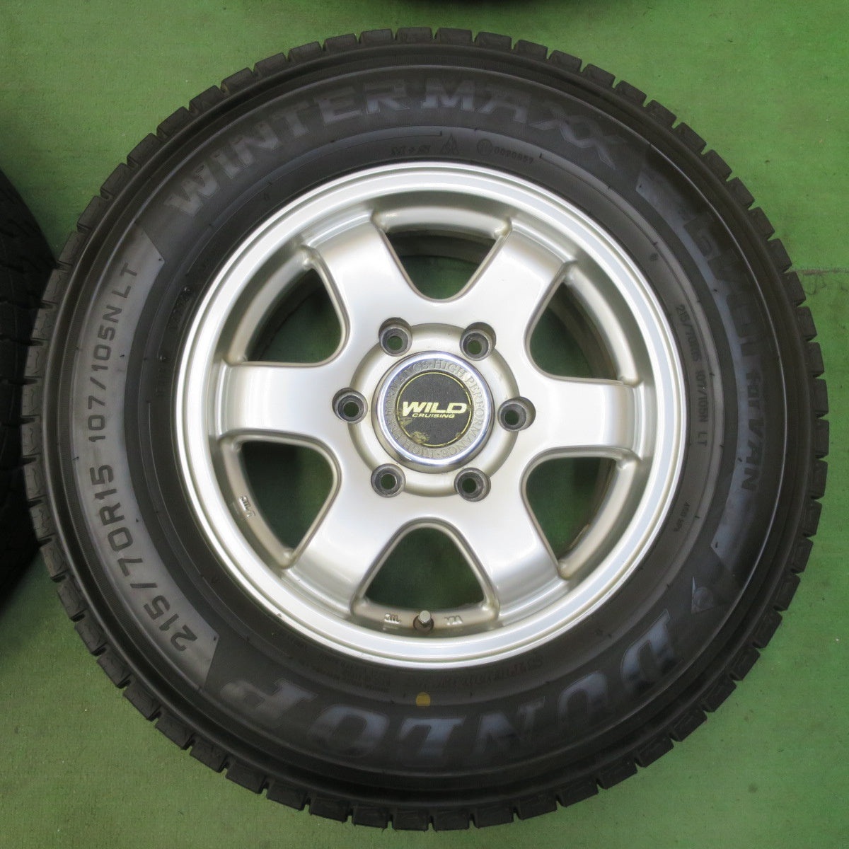 バリ溝！24年！ほぼ10分★スタッドレス 215/70R15 107/105N ダンロップ LV01 for VAN WILD CRUISING ワイルド クルージング 15インチ PCD139.7/6H★5100910イス