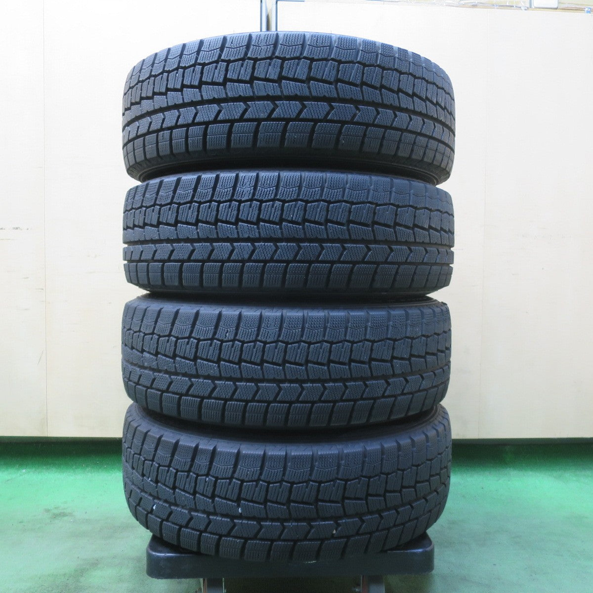 バリ溝！23年！キレイ！9.5分★スタッドレス 185/60R15 ダンロップ ウインターマックス WM02 BRANDLE-LINE ブランドルライン 15インチ PCD100/4H★6020410イス