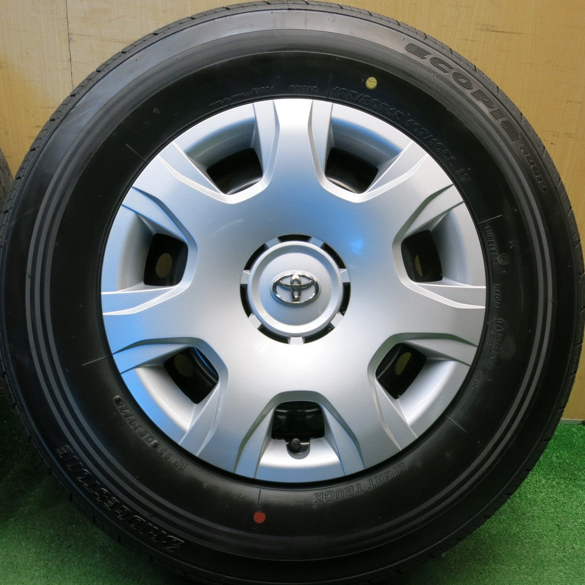バリ溝！25年！キレイ！ほぼ10分★トヨタ 200系 ハイエース 純正 スチール 195/80R15 107/105S ブリヂストン エコピア RD613 15インチ PCD139.7/6H★6022610HAノ