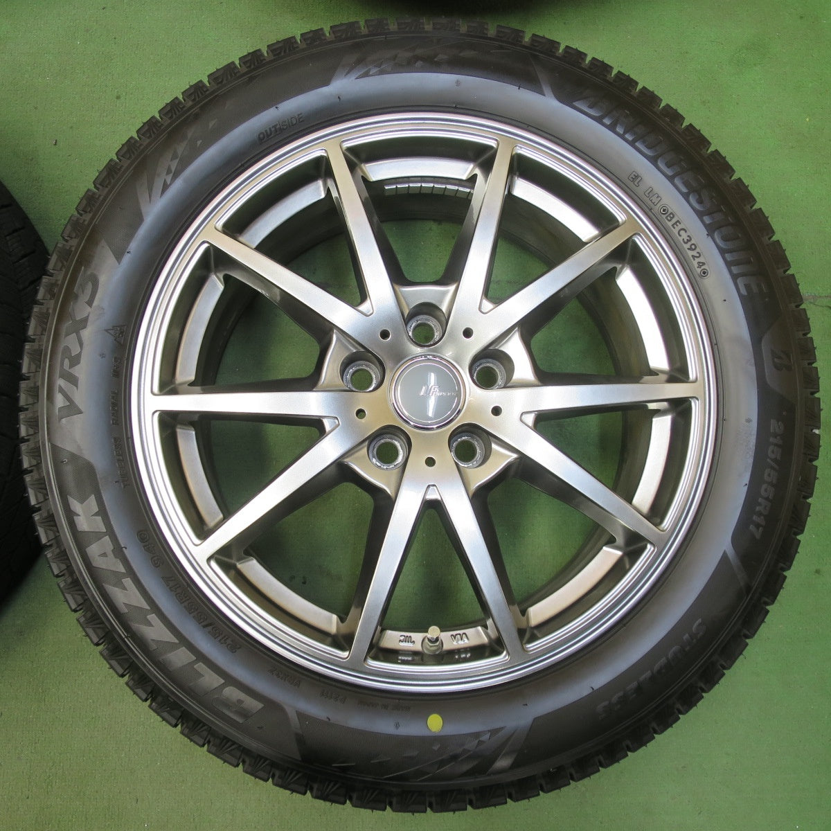 バリ溝！24年！キレイ！ほぼ10分★スタッドレス 215/55R17 ブリヂストン ブリザック VRX3 LF SPORT LF2 LFスポーツ 17インチ PCD114.3/5H★5112206イス