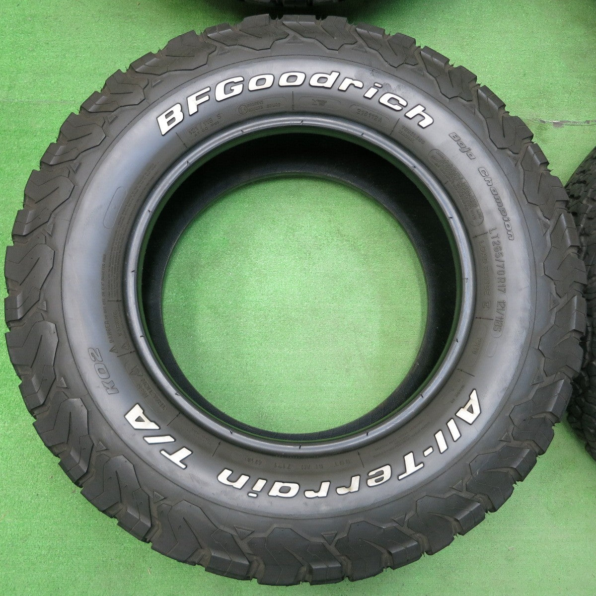 *送料無料* バリ溝★265/70R17 BFグッドリッチ All-Terrain T/A KO2 ホワイトレター タイヤ 17インチ プラド FJクルーザー等★4042102イノタ