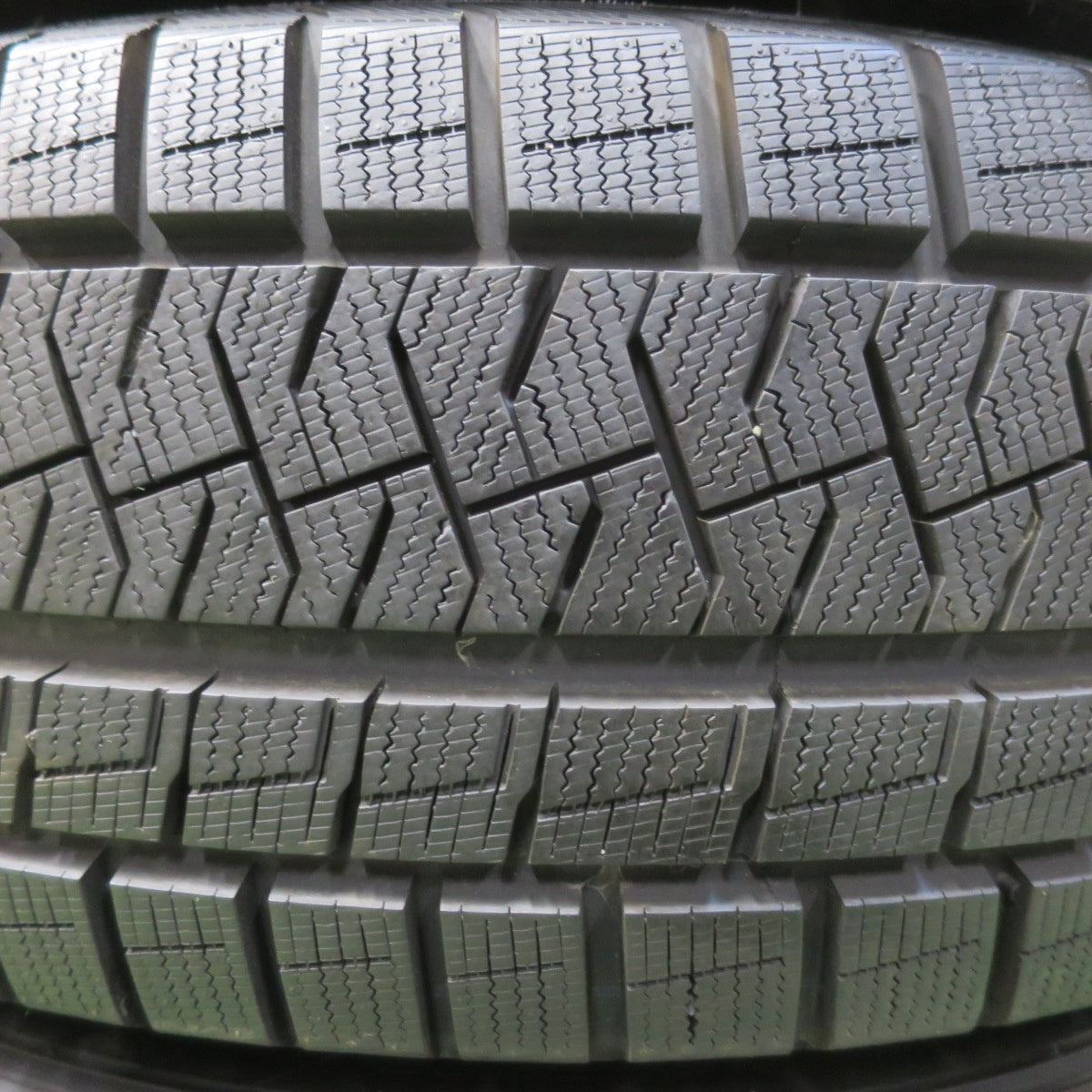 超バリ溝！キレイ！9.5分以上★スタッドレス 225/60R17 ピレリ アイスアシンメトリコ TEAD テッド 17インチ PCD114.3/5H★5110709イス