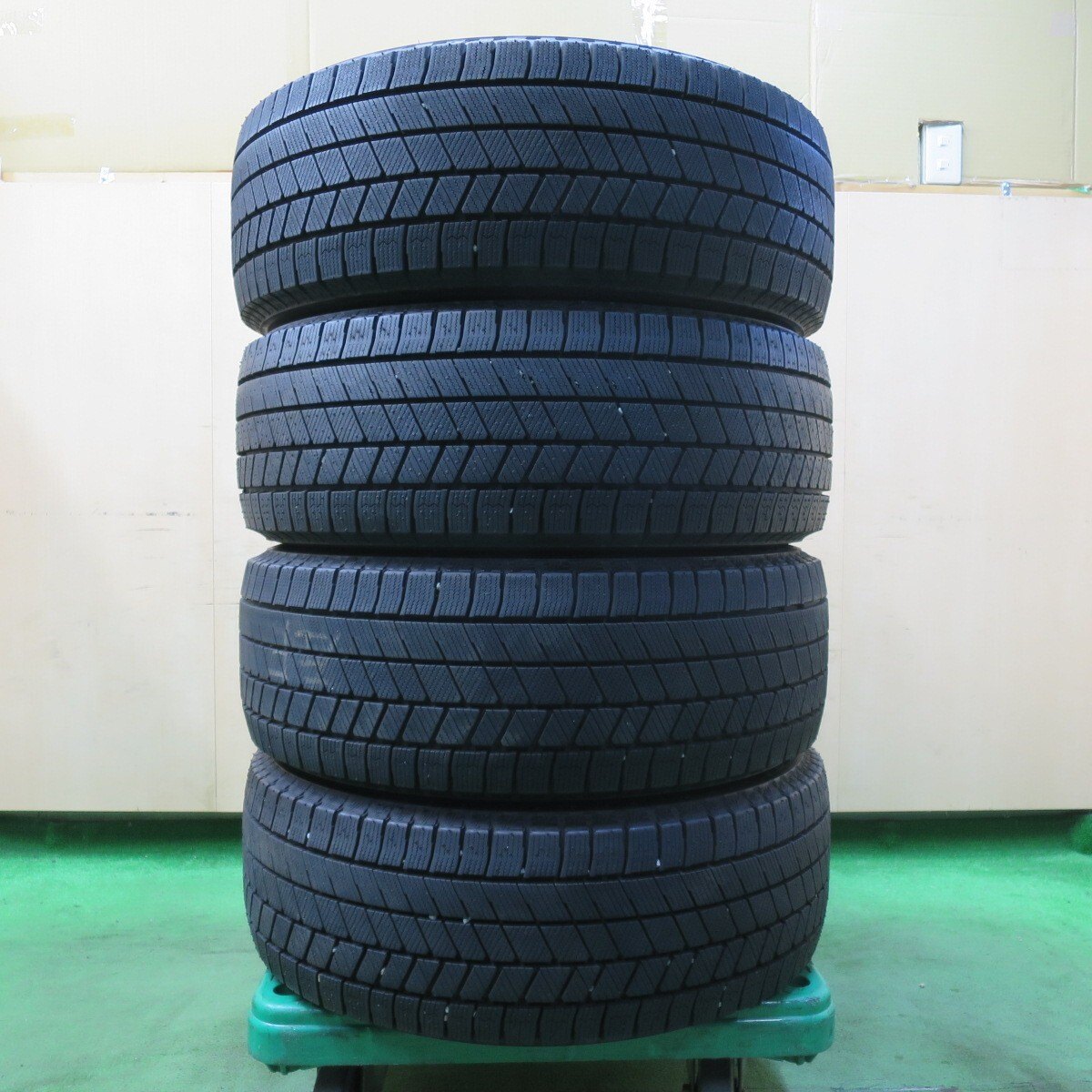 バリ溝！23年！ほぼ10分★スタッドレス 215/55R17 ブリヂストン ブリザック VRX3 タイヤ 17インチ ヴェゼル カムリ エスティマ 等★5021422イスタ