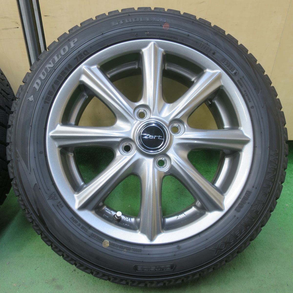 バリ溝！25年！キレイ！9.5分以上◎スタッドレス 155/65R14 ダンロップ ウインターマックス WM02 Zart 社外 アルミ 14インチ PCD100/4H◎6092305イス