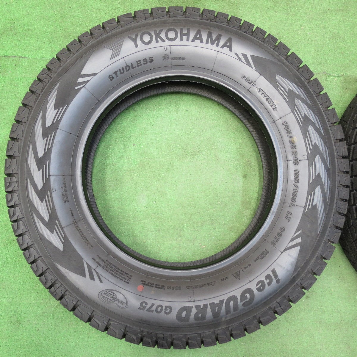 [送料無料] ほぼ未使用！22年！超バリ溝★ジムニー 等 185/85R16 105/103L スタッドレス ヨコハマ アイスガード G075 タイヤ 16インチ★4120907イスタ