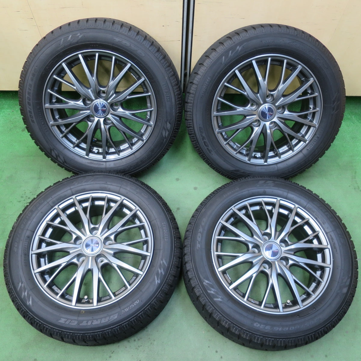 バリ溝！キレイ！9.5分以上★スタッドレス 205/60R16 トーヨー オブザーブ ガリット GIZ ravrion RM01 ラブリオン 16インチ PCD114.3/5H★6011613イス