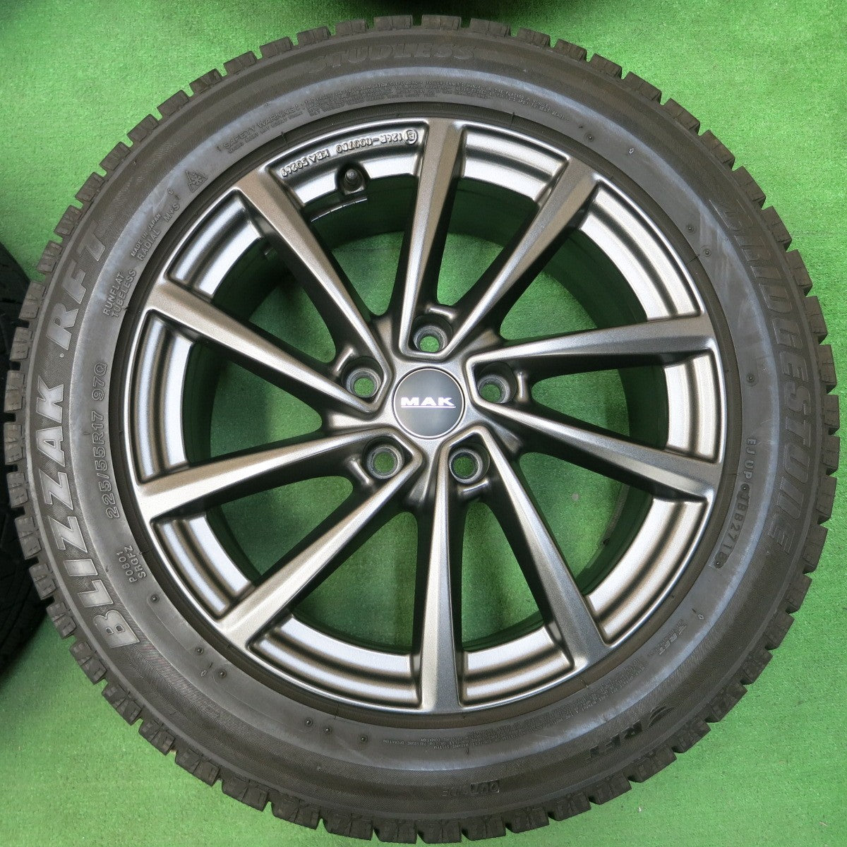 *送料無料* バリ溝！キレイ！9.5分★ベンツ等 BORBET TYPE V MAK 225/55R17 スタッドレス ブリヂストン ブリザック RFT ボルベット PCD112/5H★4041310イス