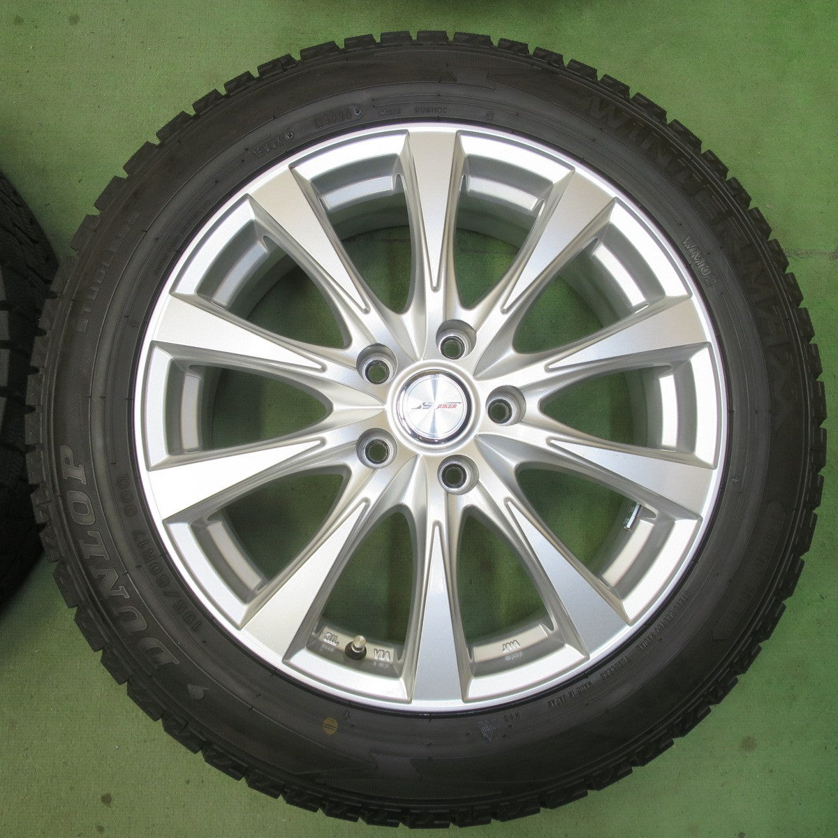 バリ溝！23年！キレイ！9.5分★スタッドレス 195/60R17 ダンロップ ウインターマックス WM02 JOKER ジョーカー 17インチ PCD114.3/5H★6050801イス