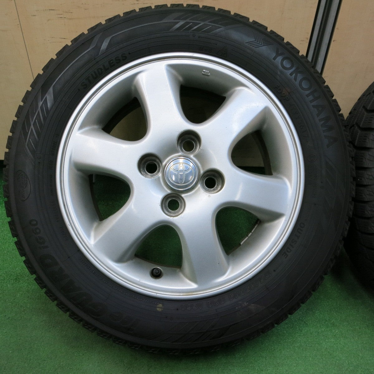 *送料無料* バリ溝！9分★トヨタ カローラ フィールダー 純正 175/65R14 スタッドレス ヨコハマ アイスガード iG60 14インチ PCD100/4H★4052305イス