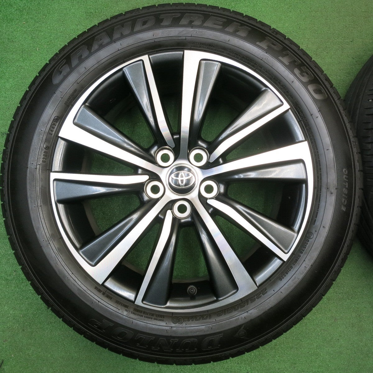 [送料無料] バリ溝！23年！キレイ！8.5分★トヨタ 80系 ハリアー 純正 225/60R18 ダンロップ グラントレック PT30 18インチ PCD114.3/5H★5032201NJノ