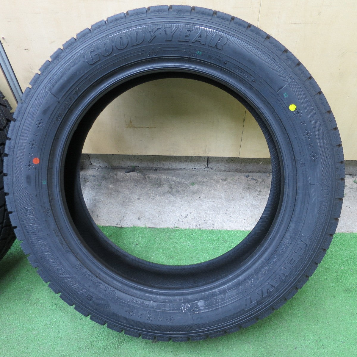 未使用！25年★スタッドレス 195/60R17 グッドイヤー アイスナビ7 タイヤ 17インチ ライズ ロッキー 60系 プリウス 等★6031303NGスタ