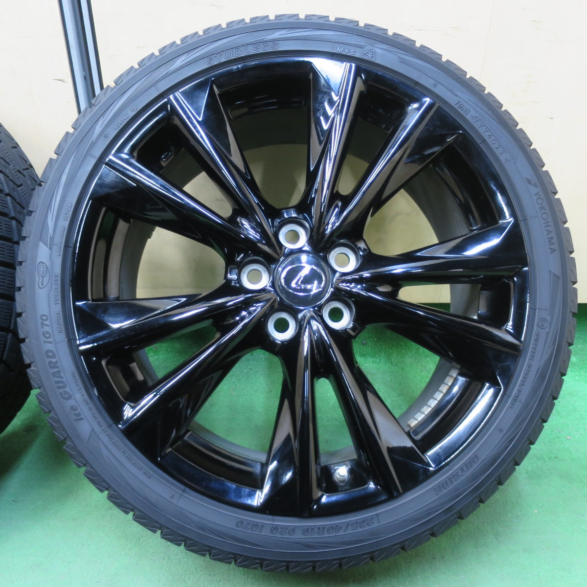 [送料無料] センサー付！バリ溝！21年！キレイ！9.5分★レクサス ES Fスポーツ 純正 235/40R19 スタッドレス ヨコハマ アイスガード iG70 19インチ PCD114.3/5H★5032808イス