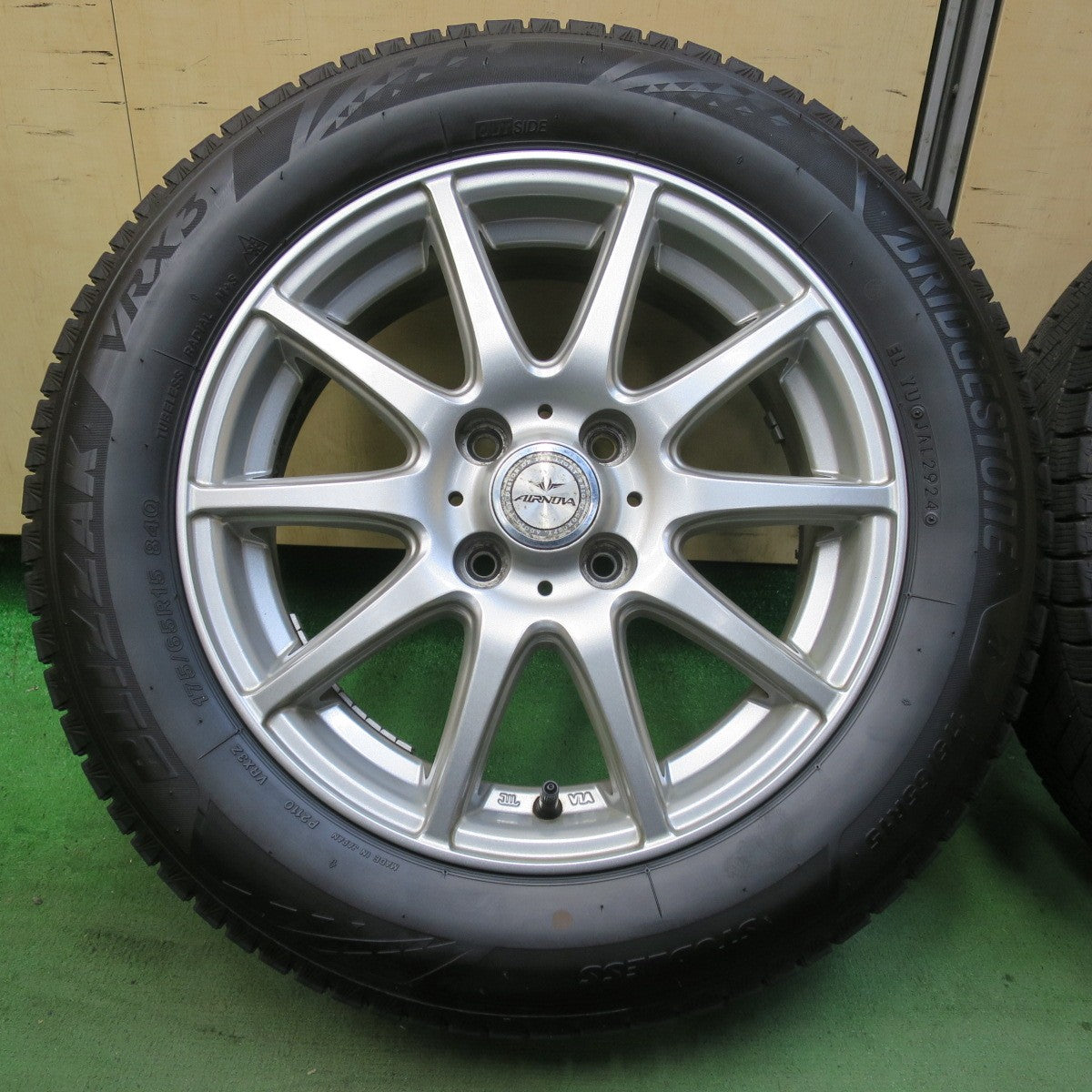 バリ溝！24年！9.5分★スタッドレス 175/65R15 ブリヂストン ブリザック VRX3 AIRNOVA SA10 エアノヴァ 15インチ PCD100/4H★5112411イス