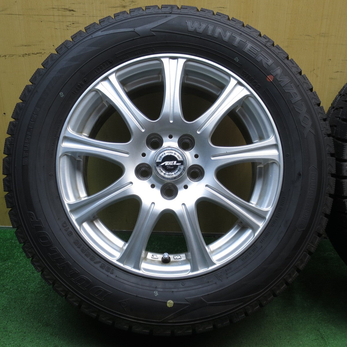 バリ溝！24年！キレイ！ほぼ10分★プリウス 等 195/65R15 スタッドレス ダンロップ ウインターマックス WM02 AXEL Three アクセル 15インチ PCD100/5H★5081107NJス