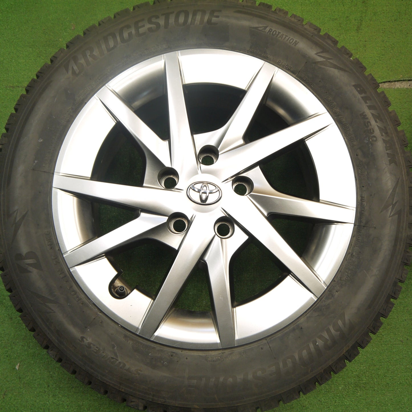 [送料無料] バリ溝！21年！9.5分★トヨタ プリウスα 純正 205/60R16 スタッドレス ブリヂストン ブリザック WS90 16インチ PCD114.3/5H★5032803Hス