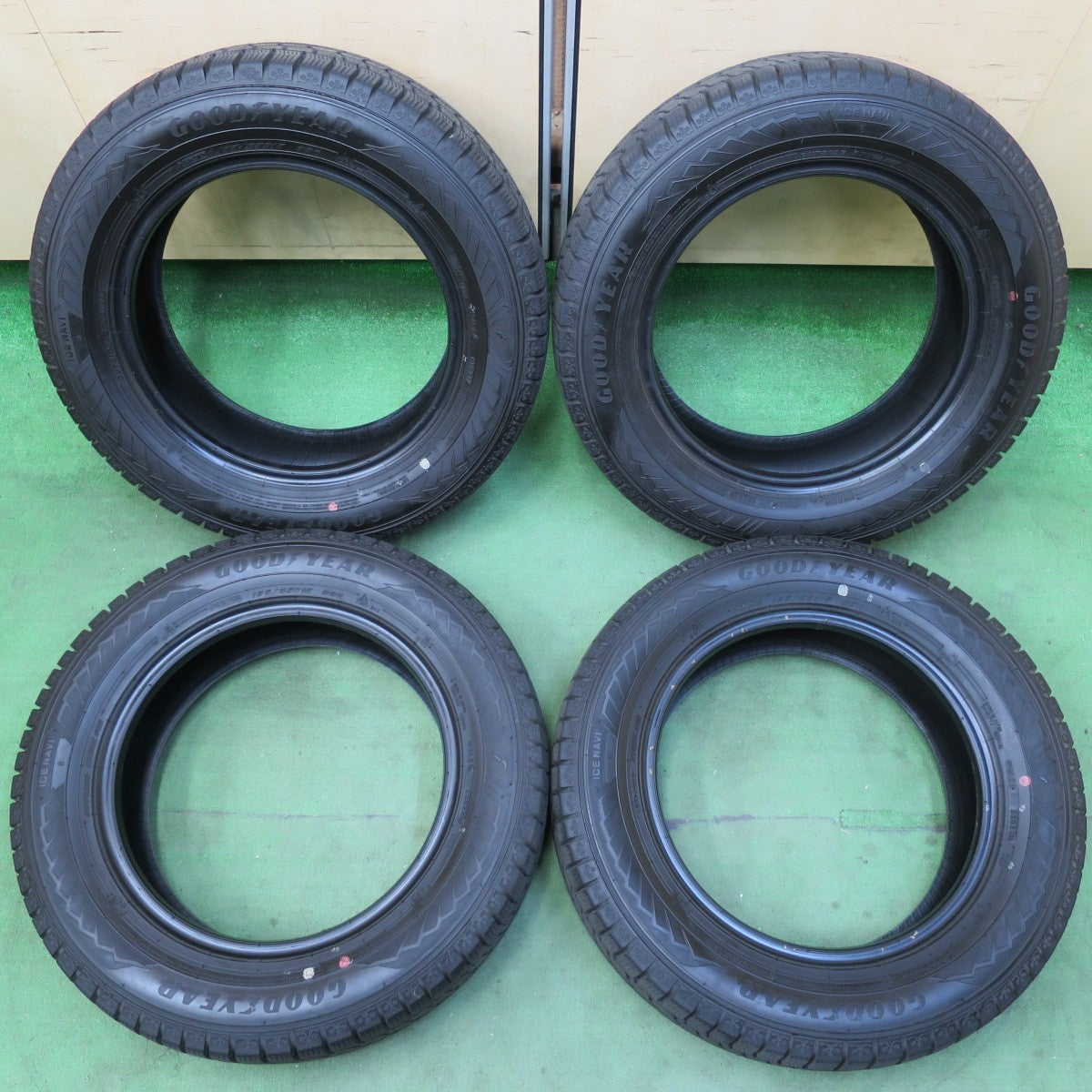 [送料無料] バリ溝！22年！8.5分★スタッドレス 185/65R15 グッドイヤー アイスナビ8 タイヤ 15インチ アクア シエンタ フリード ノート 等★5040307イスタ