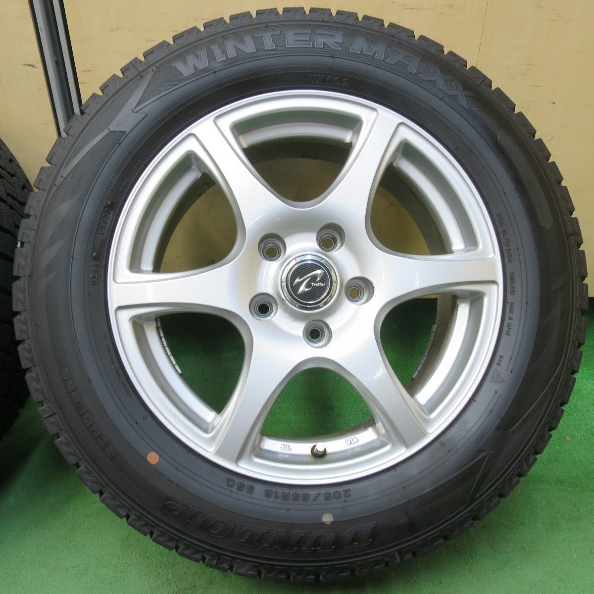 バリ溝！9.5分以上★スタッドレス 205/65R16 ダンロップ ウインターマックス WM02 Treffer トレファー 16インチ PCD114.3/5H★5040705イス