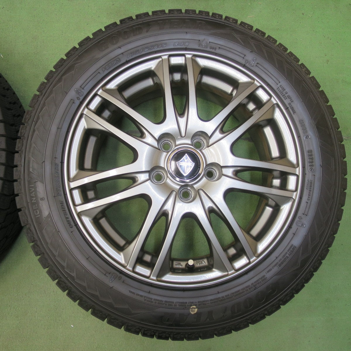 バリ溝！キレイ！9.5分★シエンタ 等 175/65R15 スタッドレス グッドイヤー アイスナビ8 VELVA ヴェルヴァ 15インチ PCD100/5H★6041602イス