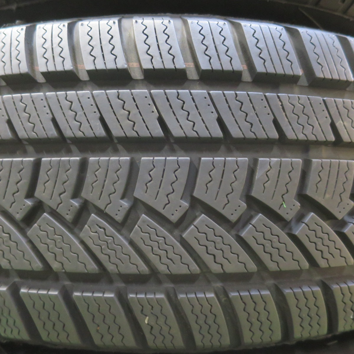 バリ溝！22年！キレイ！9.5分以上★スタッドレス 225/65R17 ハイフライ Win-turi 212 EMBELY S10 エンベリー 17インチ PCD114.3/5H★6042002イス