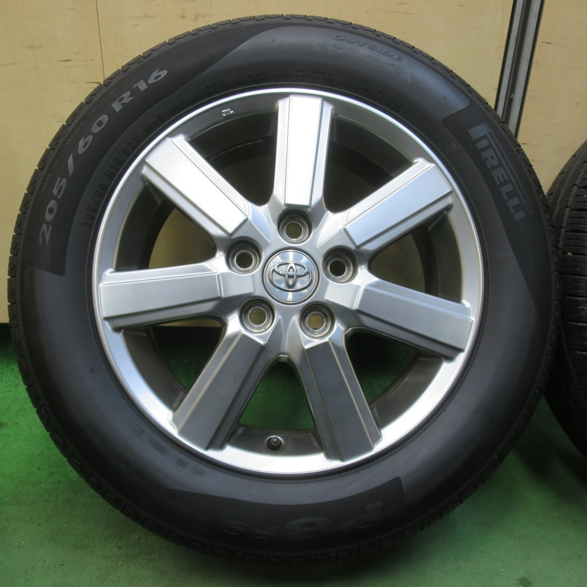バリ溝！9.5分★トヨタ 70系 ノア ヴォクシー 純正 205/60R16 ピレリ P8FS 16インチ PCD114.3/5H★6010913イノ