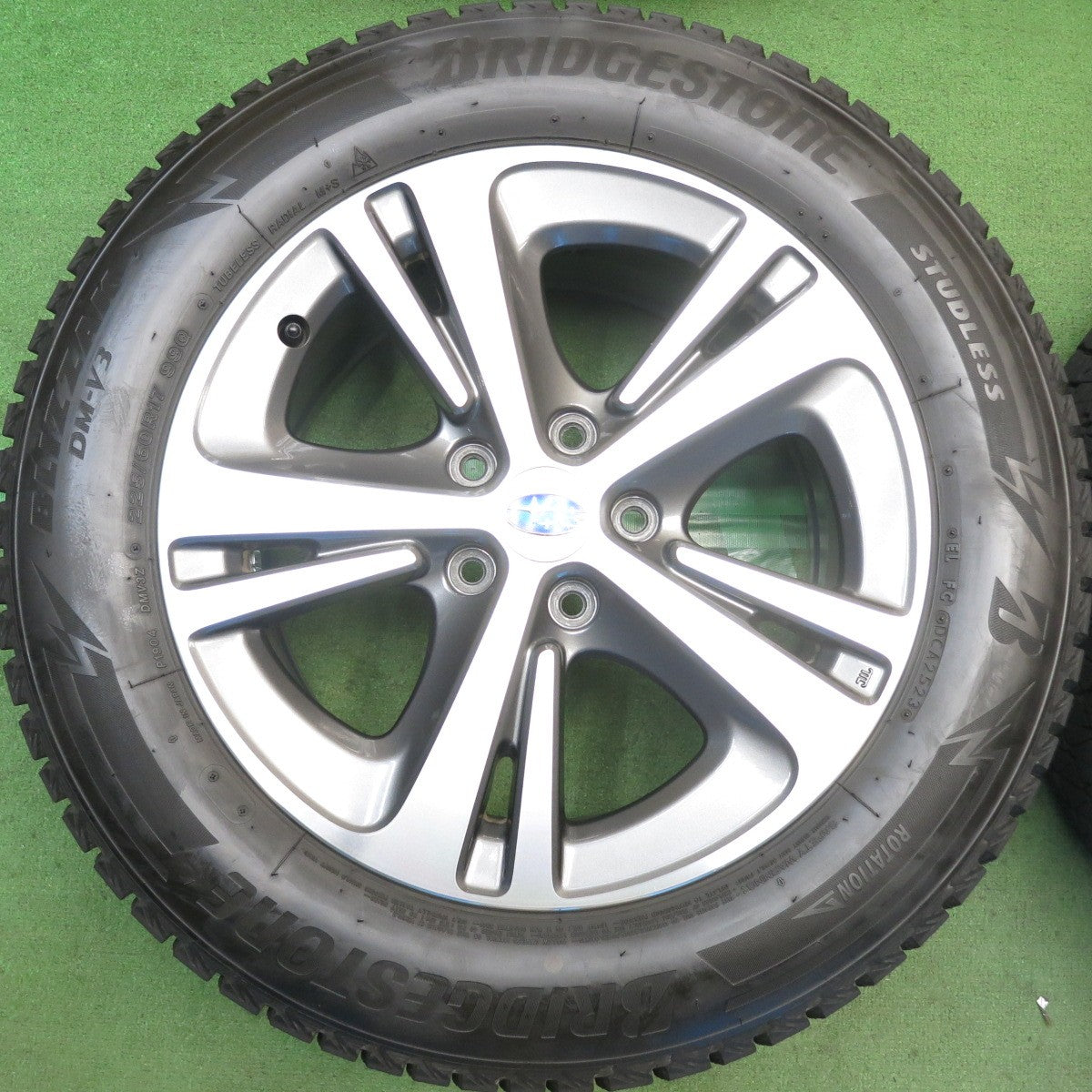バリ溝！23年！9.5分◎スバル レヴォーグ 純正 225/60R17 スタッドレス ブリヂストン ブリザック DM-V3 17インチ PCD114.3/5H◎6091201HAス