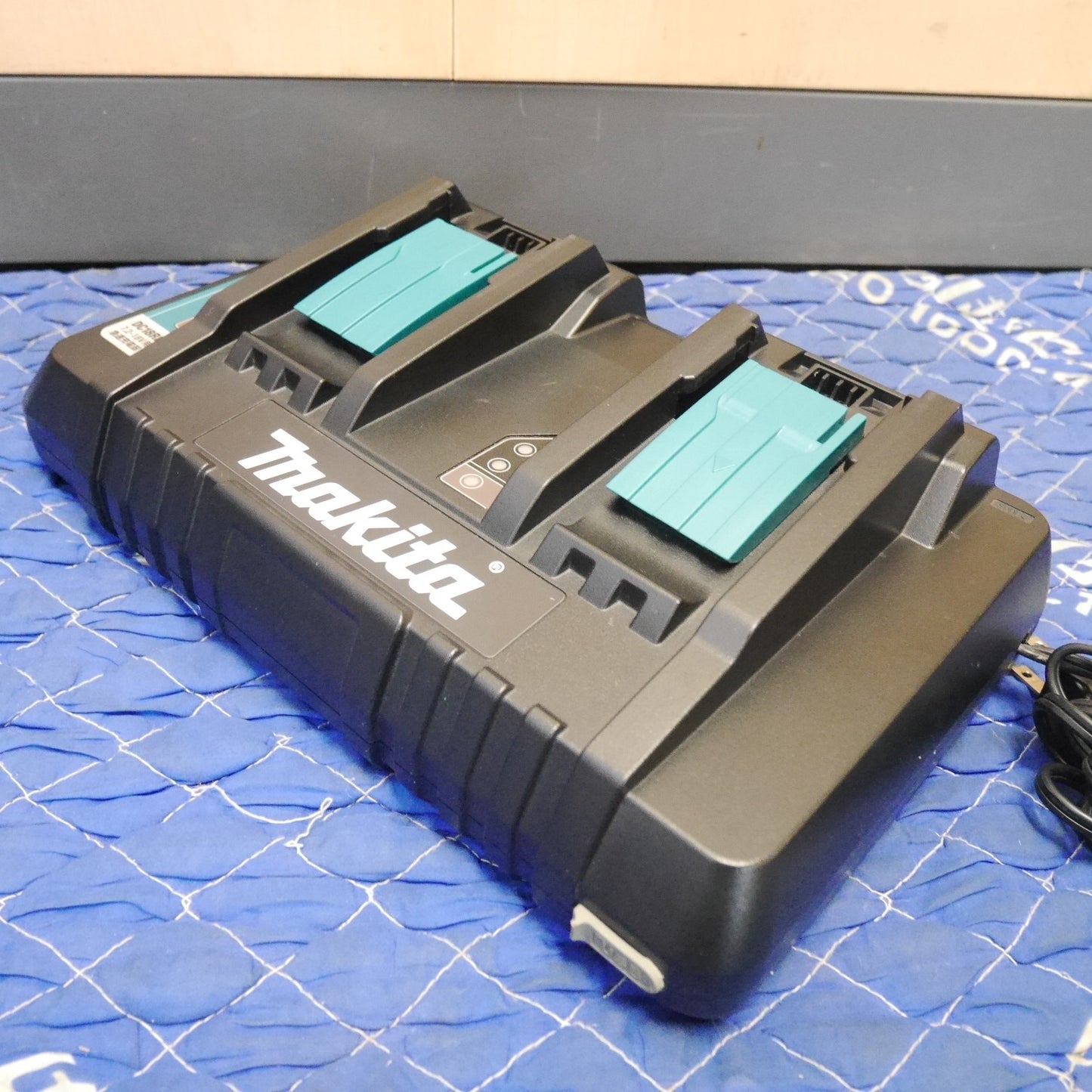 [送料無料] キレイ☆マキタ 2口 急速 充電器 DC18RD 7.2-18V 用 AC100V 電動 工具 makita☆
