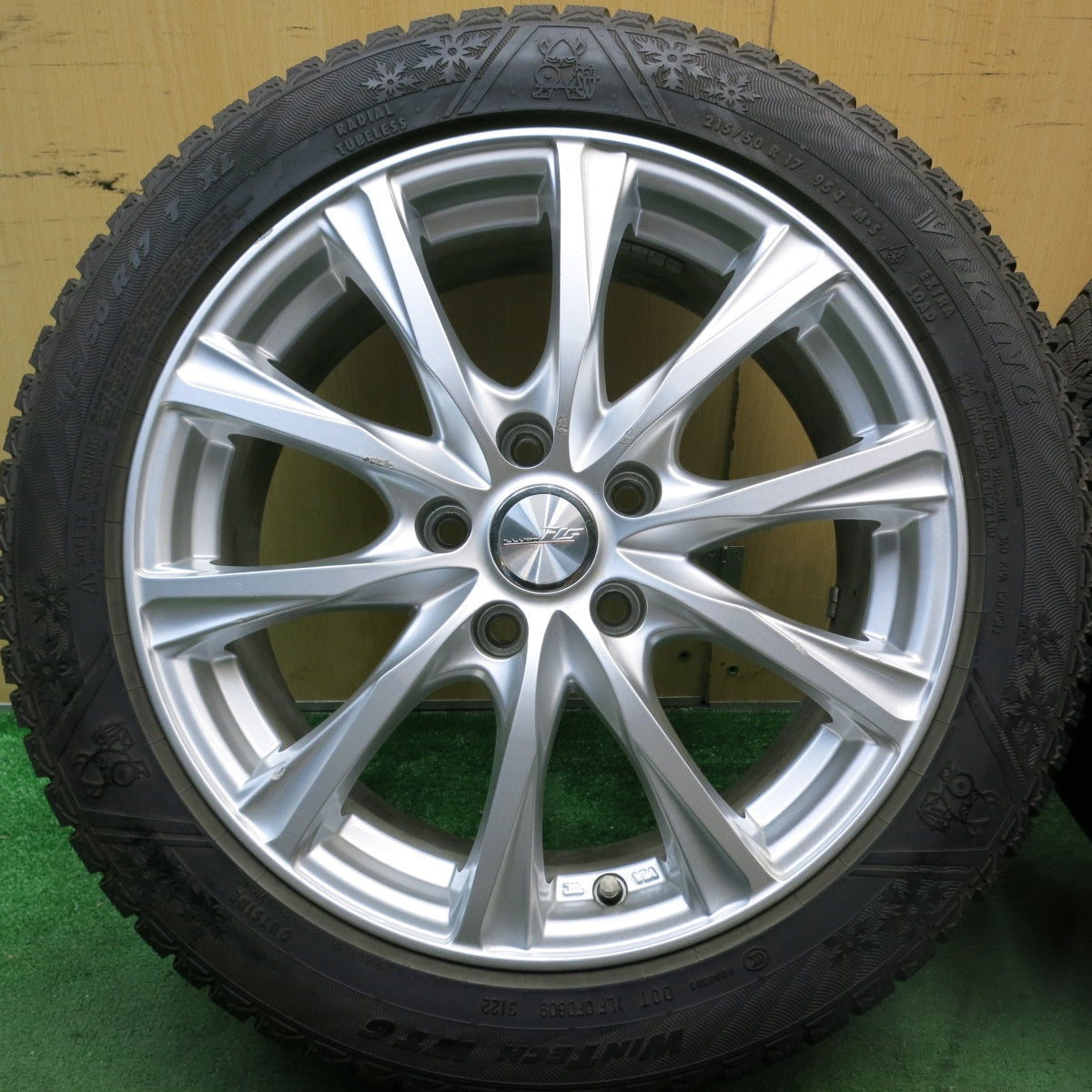 バリ溝！22年！9分★スタッドレス 215/50R17 バイキング WINTECH WT6 ILLUGA weds 17インチ PCD114.3/5H★5082402HAス