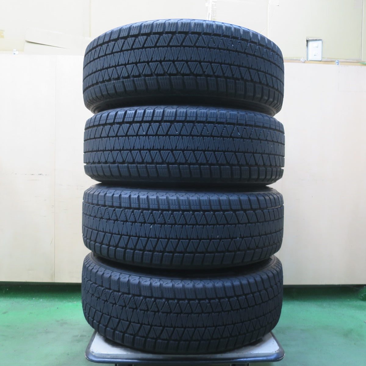 バリ溝！キレイ！9.5分★スタッドレス 225/60R18 ブリヂストン ブリザック DM-V3 F-Direction WF10 Fディレクション 18インチ PCD114.3/5H★6042307イス