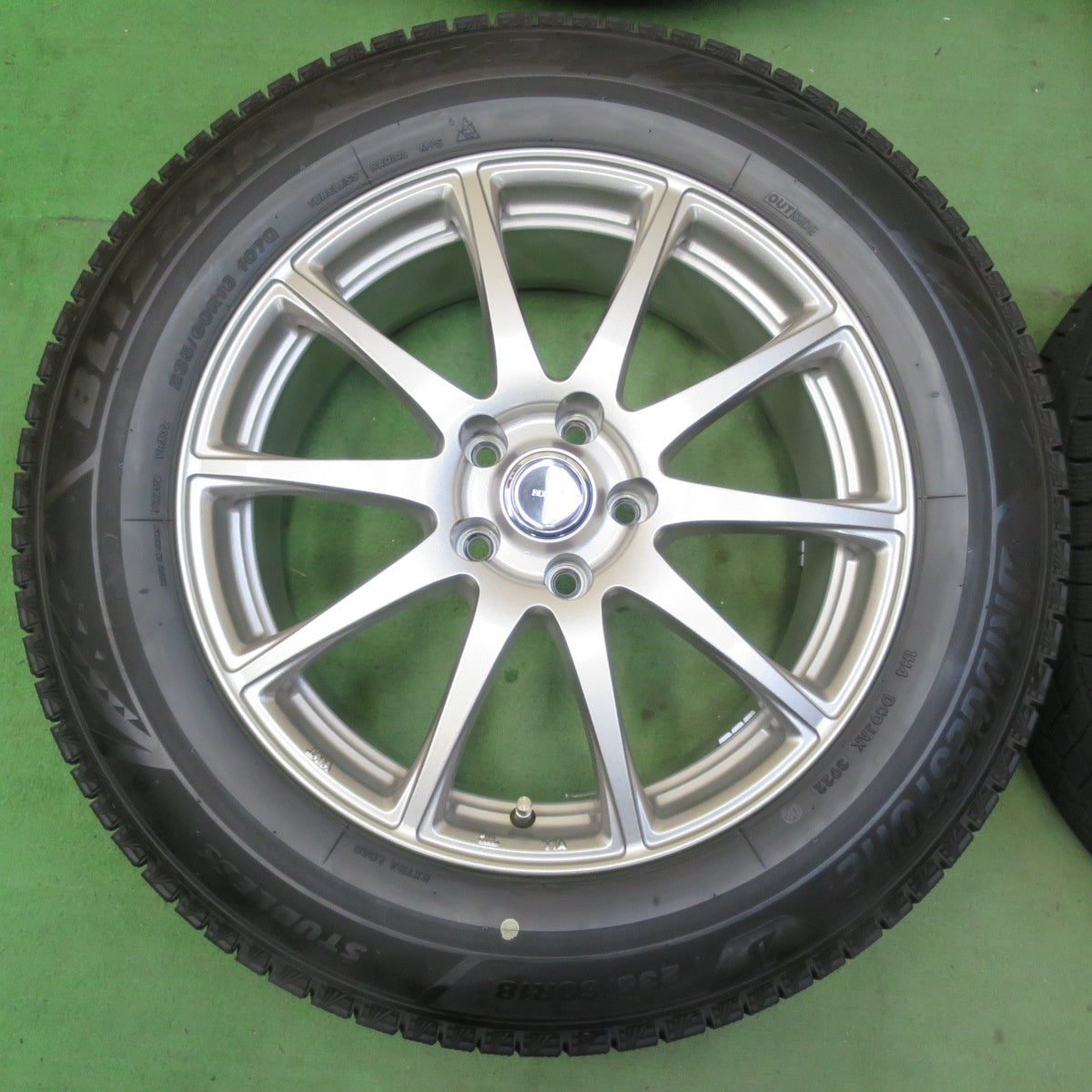 バリ溝！22年！キレイ！9.5分★スタッドレス 235/60R18 ブリヂストン ブリザック VRX3 ECO FORME エコフォルム 18インチ PCD114.3/5H★5063011イス