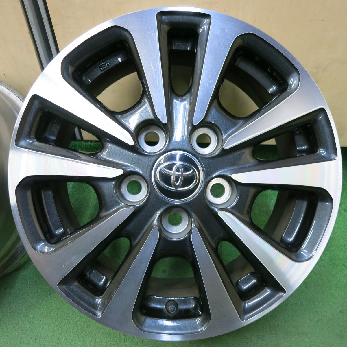 キレイ★トヨタ 80系 エスクァイア 純正 ホイール 15インチ 15×6J PCD114.3/5H★5052110SYホ