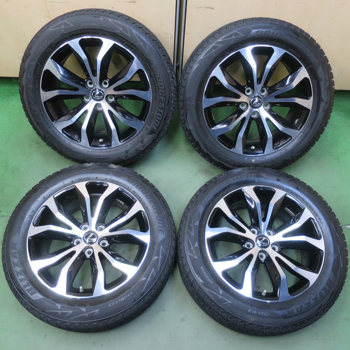 センサー付き！キレイ◎レクサス 10系 NX Fスポーツ 純正 225/60R18 スタッドレス ブリヂストン ブリザック DM-V2 18インチ PCD114.3/5H◎6092309イス