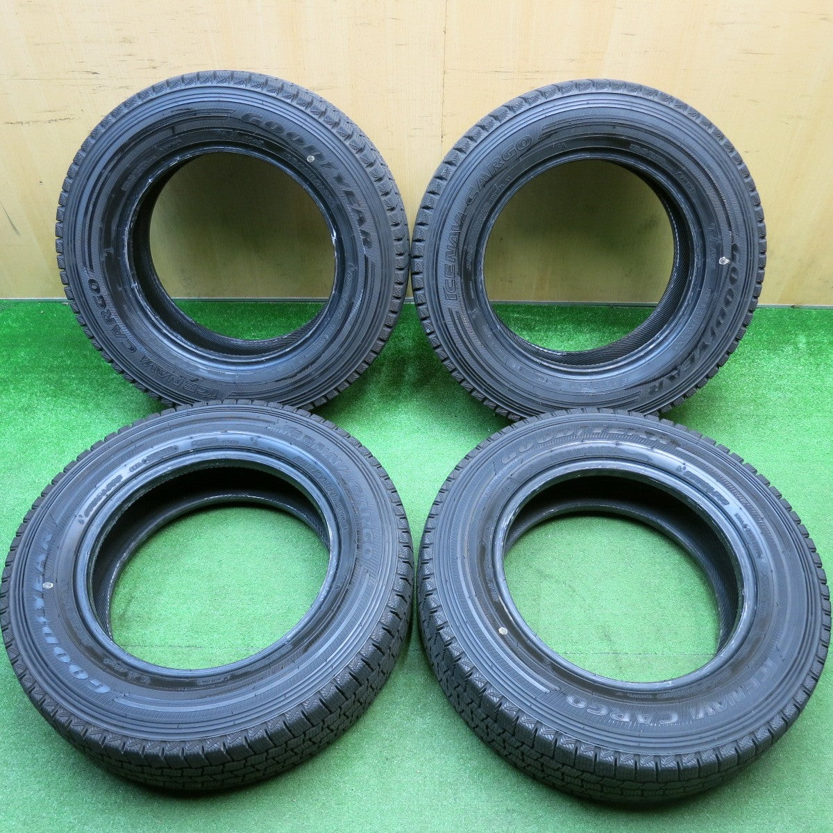 バリ溝！23年！9.5分★スタッドレス 205/70R16 111/109L グッドイヤー アイスナビ カーゴ CARGO タイヤ 16インチ トラック バン 等★5123103HAスタ