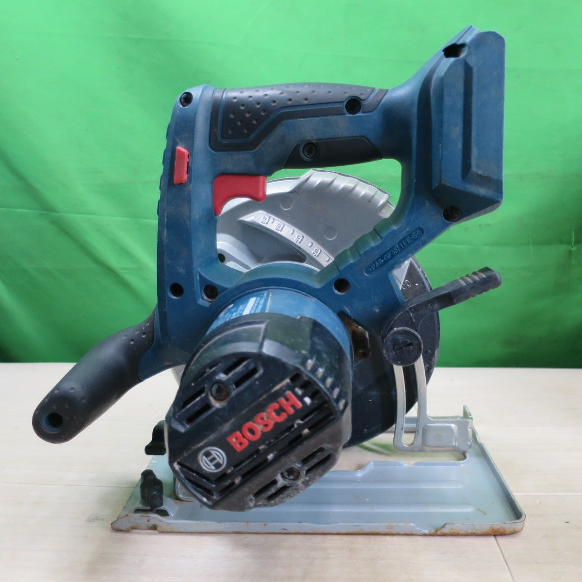 バッテリー2個付☆BOSCH ボッシュ 165mm コードレス 丸ノコ GKS18V-57 電動 工具 切断機 充電式 丸のこ マルノコ 丸鋸 18V☆