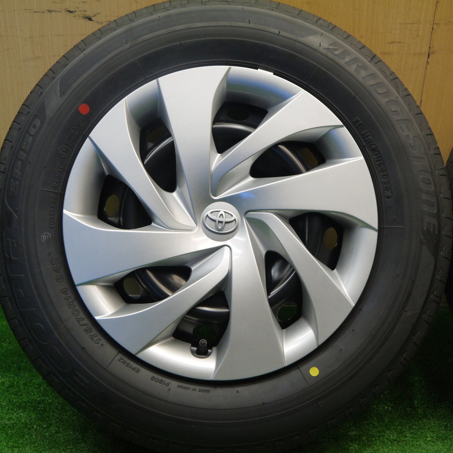 新車外し！24年★トヨタ ヤリス 純正 スチール 175/70R14 ブリヂストン エコピア EP150 14インチ PCD100/4H★5102801Hノ