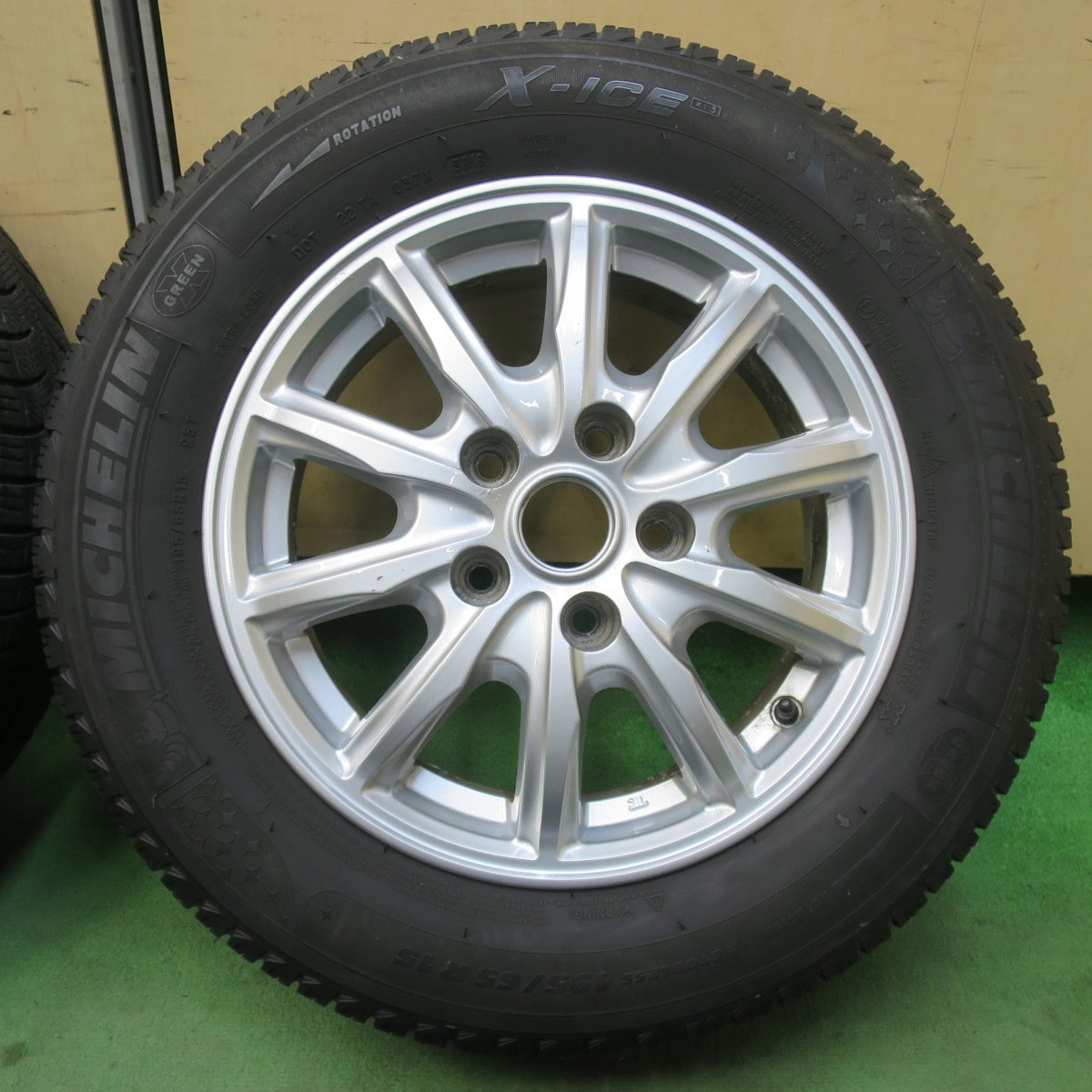 4本価格★日産 セレナ 純正 195/65R15 スタッドレス ミシュラン X-ICE XI3 15インチ PCD114.3/5H★6010905イス