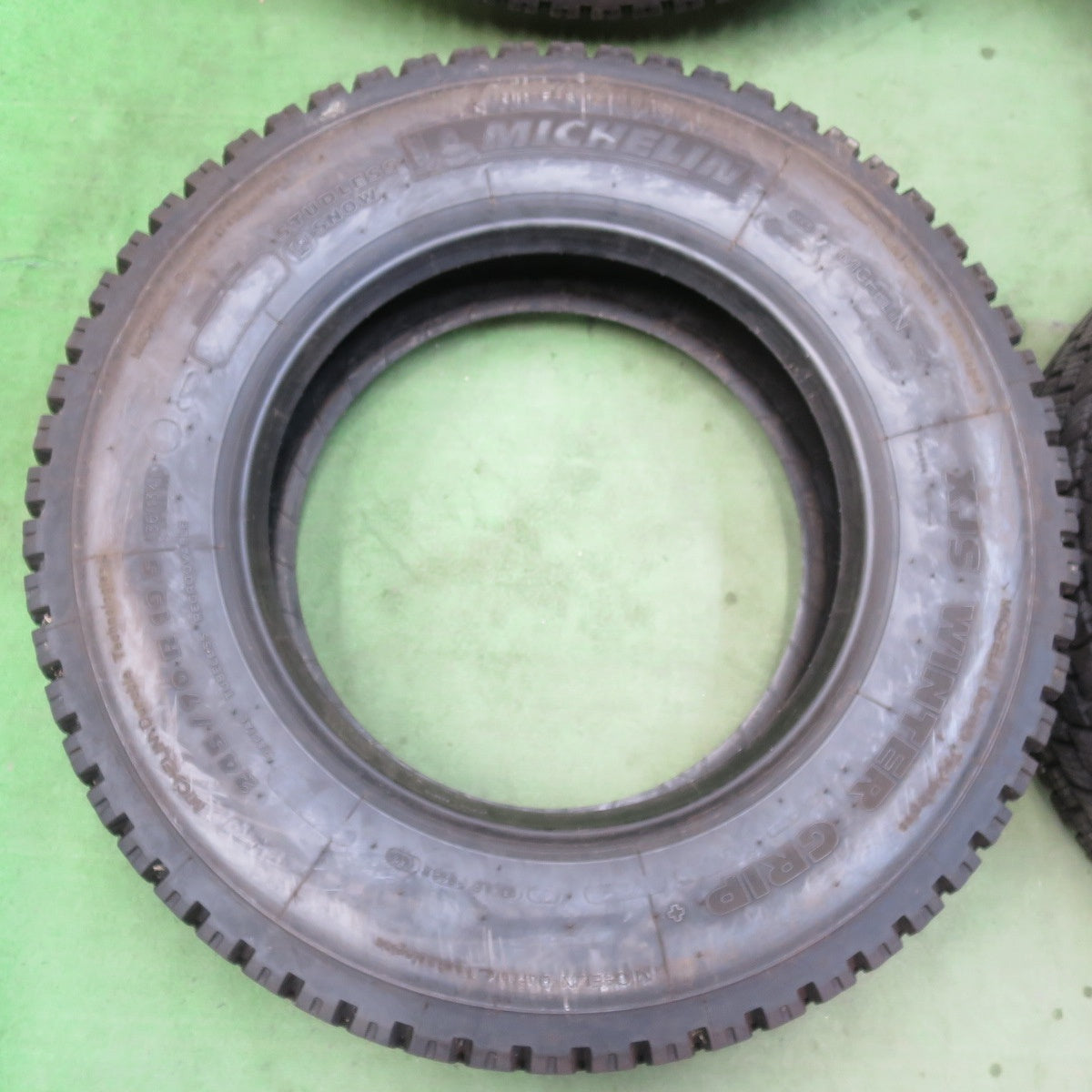 バリ溝！22年！9分★トラック タイヤ 245/70R19.5 136/134L スタッドレス ミシュラン XJS WINTER GRIP+ 19.5インチ★6010701イスタ