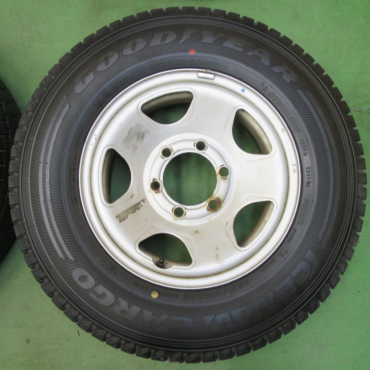 バリ溝！23年！9.5分以上★ハイエース 等 195/80R15 107/105L スタッドレス グッドイヤー アイスナビ カーゴ TOPY スチール 15インチ PCD139.7/6H★5050802イス