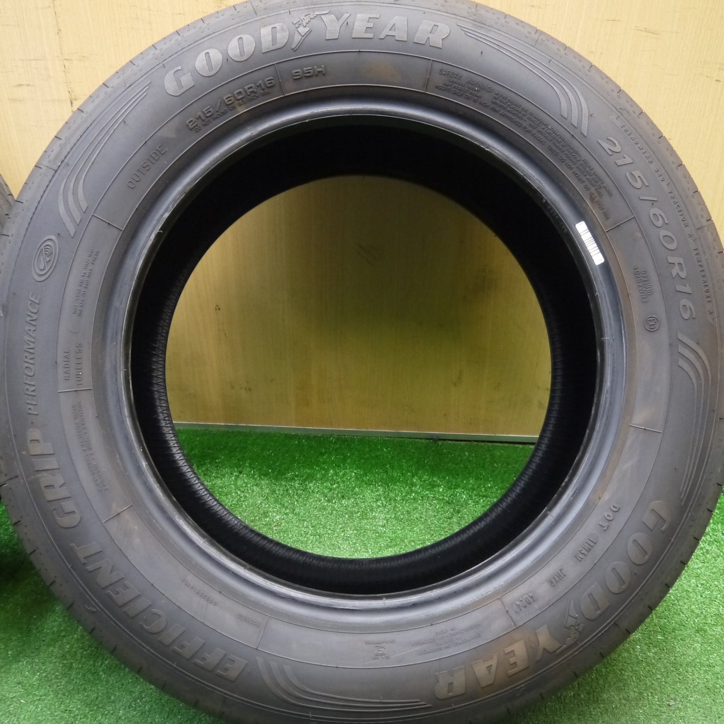 バリ溝！24年！9.5分★215/60R16 グッドイヤー EFFICIENT GRIP PERFORMANCE タイヤ 16インチ クラウン カムリ ヴェゼル WR-V 等★5121907Hノタ