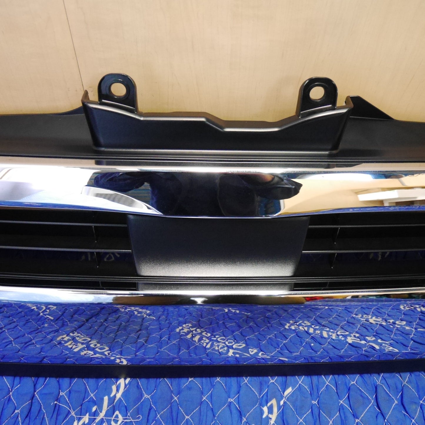 [送料無料] 新車外し☆トヨタ 200系 ハイエース 標準ボディ 6型 後期 純正 ラジエーター グリル メッキタイプ 53100-26670 53112-26150 TOYOTA☆