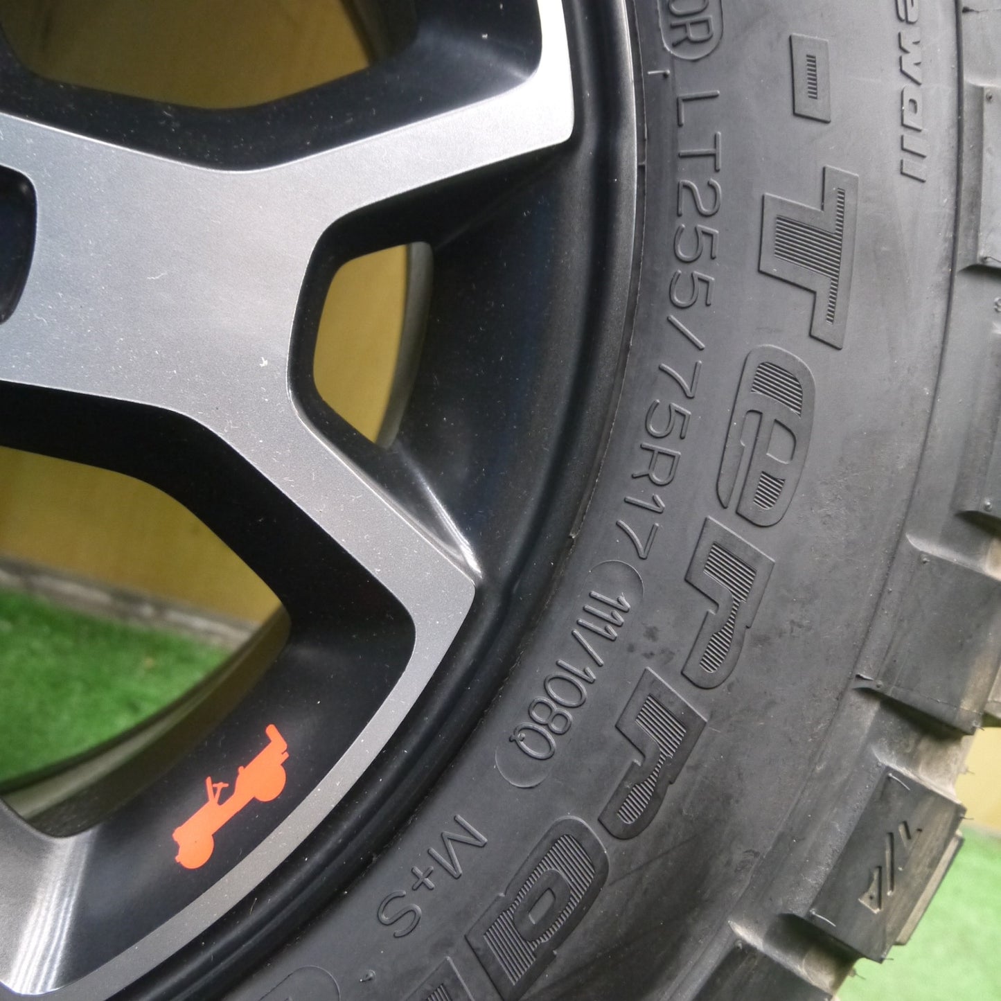 *送料無料* 新車外し★ジープ ラングラーアンリミテッド ルビコン 純正 255/75R17 BFグッドリッチ Mud-Terrain T/A KM2 PCD127/5H★4031906Hノ
