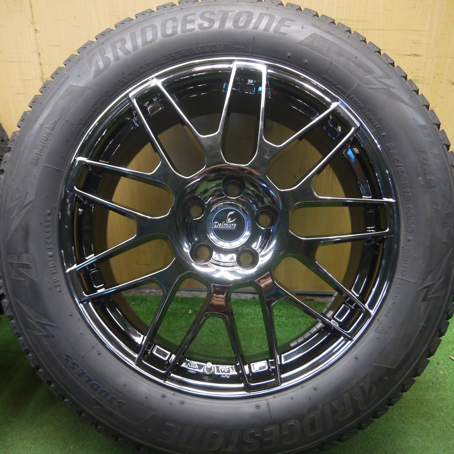[送料無料] バリ溝！キレイ！8.5分★スタッドレス 225/60R18 ブリヂストン ブリザック DM-V3 weds Delmore デルモア 18インチ PCD114.3/5H★4030108Hス