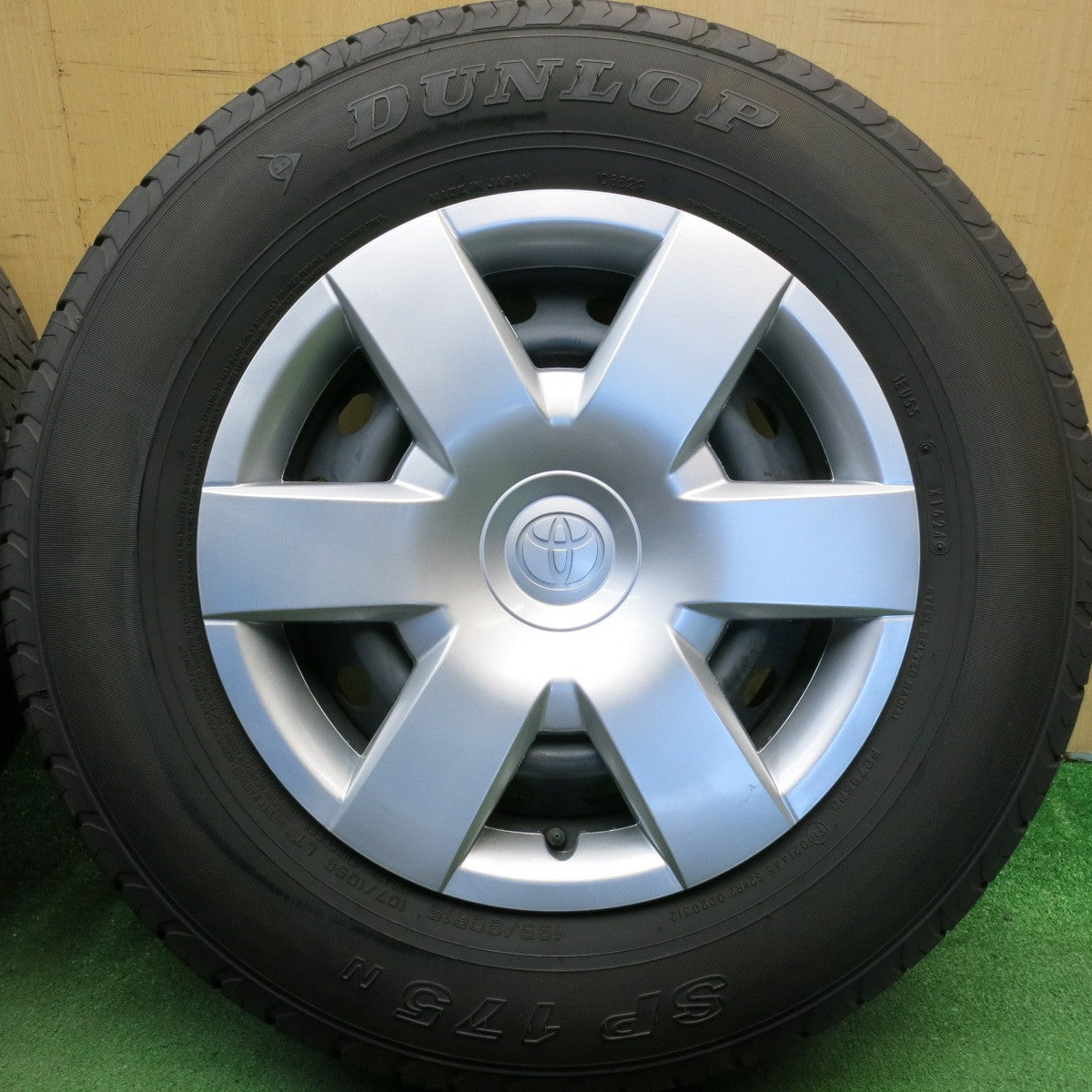 バリ溝！24年！キレイ！9.5分★トヨタ 200系 ハイエース 純正 スチール 195/80R15 107/105S ダンロップ SP175N 15インチ PCD139.7/6H★6051412HAノ