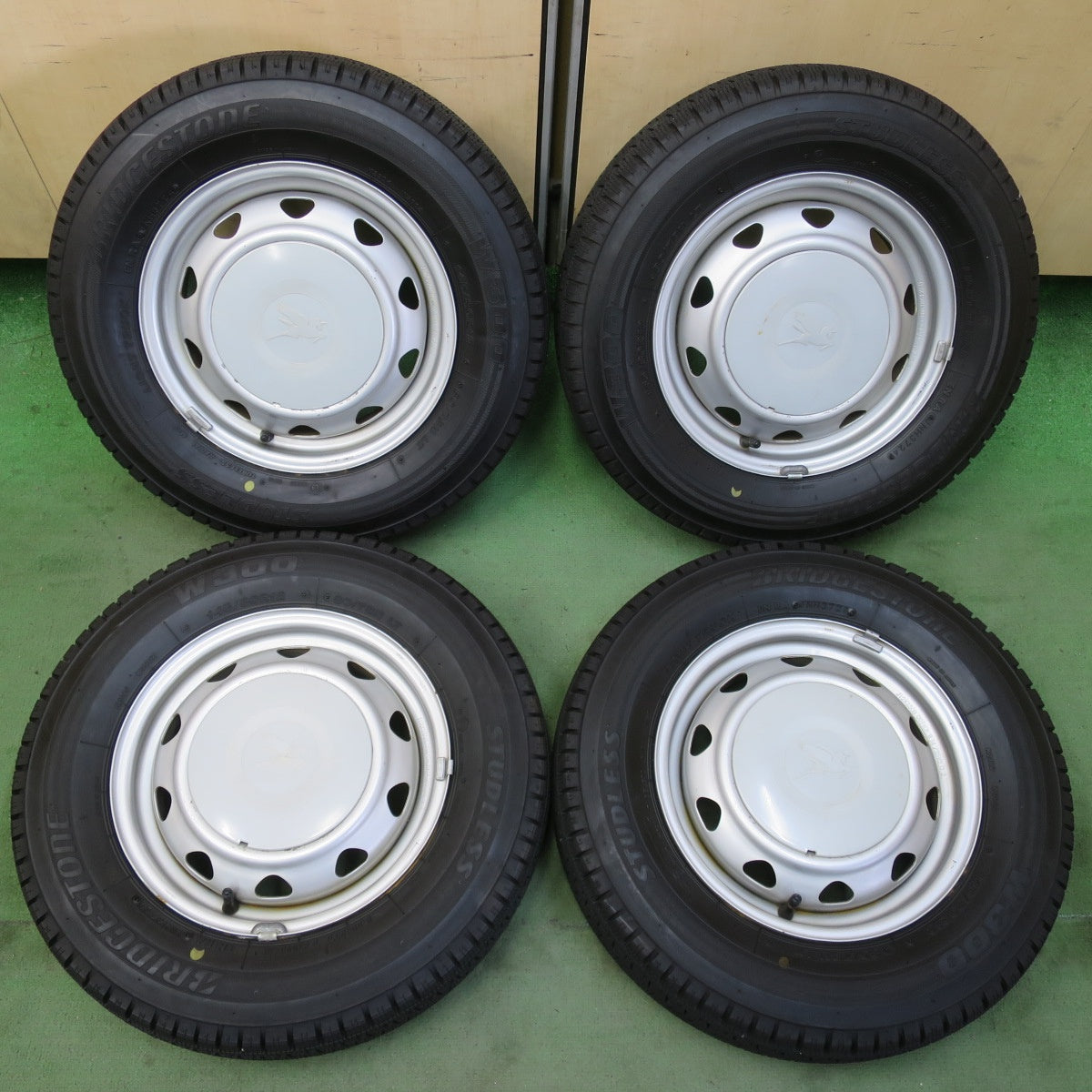 バリ溝！24年！9分★スタッドレス 145/80R12 80/78N ブリヂストン W300 スチール ホイール 12インチ PCD100 110 114.3/4H マルチ★6042010イス